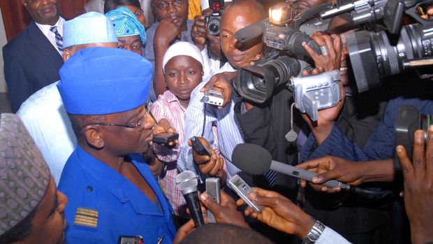 Kudeta Nigeria 2010 Niger's Colonel Hassane Mossi (L) answers journalists' questions after a meeting with Nigerian acting president Goodluck Jonathan on February 25, 2010 at State House in Abuja. A delegation of the junta in Niger on Thursday began a tour of several west African countries, exactly a week after it came to power after ousting President Mamadou Tandja. Junta leader Major Salou Djibo, proclaimed head of state late Monday,