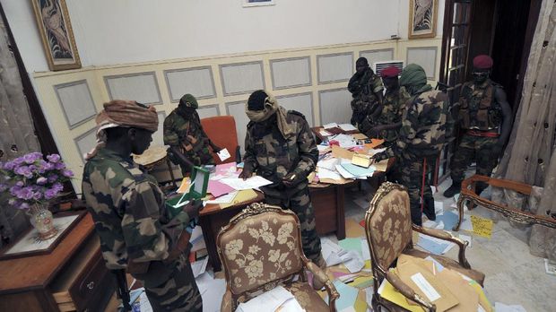 Seleka rebels look around the pillaged office of deposed president Francois Bozize in Bangui on March 28, 2013. Ousted Central African Republic president Francois Bozize, who fled after rebels took the capital Bangui, has taken refuge in Cameroon. AFP PHOTO / SIA KAMBOU (Photo by SIA KAMBOU / AFP)