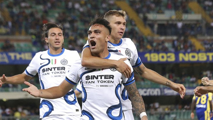 Inter Milans Lautaro Martinez celebrates after scoring during the Italian Serie A soccer match between Hellas Verona and Inter Milan, at the Bentegodi stadium in Verona, Italy, Friday, Aug. 27, 2021. (Paola Garbuio/LaPresse via AP)