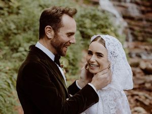 Lily Collins Menikah, Cantik dengan Gaun Pengantin Bak Negeri Dongeng Lily Collins Menikah, Cantik dengan Gaun Pengantin Bak Negeri Dongeng