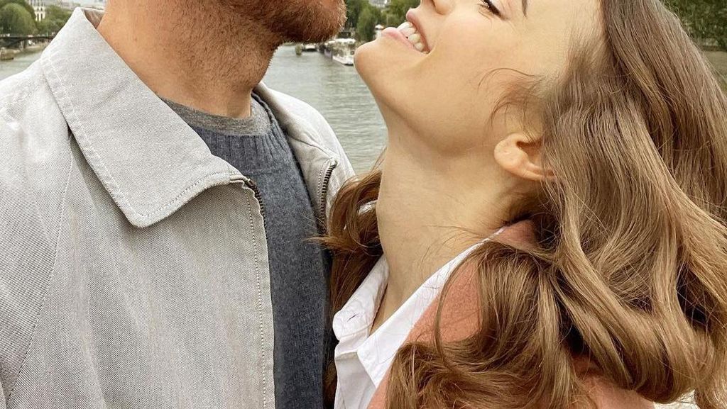 Lily Collins Dinikahi Sutradara, Intip 10 Foto Kemesraannya dengan Sang Suami Lily Collins Dinikahi Sutradara, Intip 10 Foto Kemesraannya dengan Sang Suami