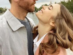 Lily Collins Dinikahi Sutradara, Intip 10 Foto Kemesraannya dengan Sang Suami