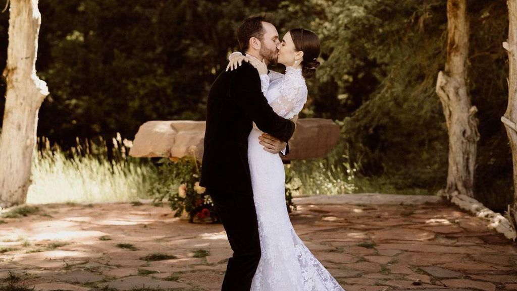 Potret Pernikahan Lily Collins dan Charlie McDowell Potret Pernikahan Lily Collins dan Charlie McDowell