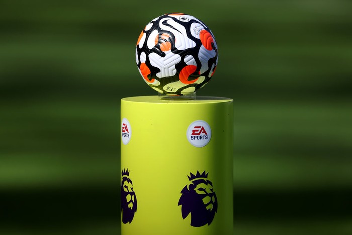 Logo Liga Inggris NEWCASTLE UPON TYNE, ENGLAND - AUGUST 28: A detailed view of the Nike match ball on a plinth prior to the Premier League match between Newcastle United and Southampton at St. James Park on August 28, 2021 in Newcastle upon Tyne, England. (Photo by George Wood/Getty Images)