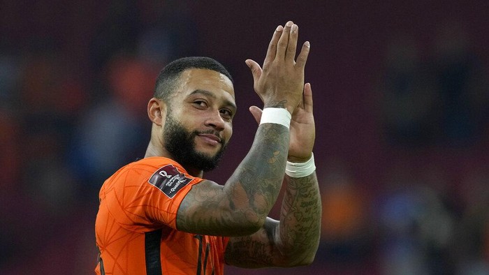 Memphis Depay of the Netherlands applauds to fans after his team won the World Cup 2022 group G qualifying soccer match between the Netherlands and Turkey at the Johan Cruyff Arena in Amsterdam, Netherlands, Tuesday, Sept. 7, 2021. (AP Photo/Peter Dejong)
