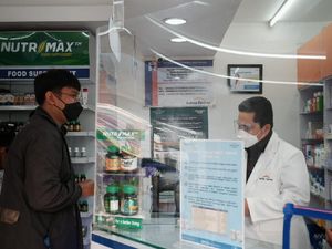 Saat Erick Thohir Nyamar Jadi Petugas Apotek Layani Pembeli