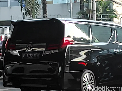 Mobil Pelat RFK Ganjil Lolos Gage di Jalan Rasuna Said Jaksel