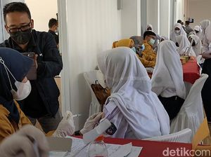 Momen Pelajar di Garut Disuntik Vaksin COVID-19 Momen Pelajar di Garut Disuntik Vaksin COVID-19