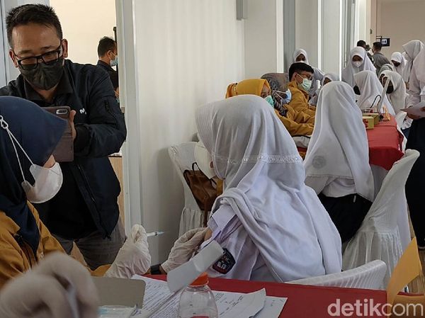 Momen Pelajar di Garut Disuntik Vaksin COVID-19