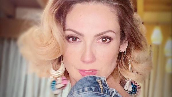 Potret Nora Salinas Tante Rambut Palsu Menawan di Usia 45 Tahun