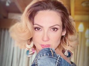 Potret Nora Salinas Tante Rambut Palsu Menawan di Usia 45 Tahun Potret Nora Salinas Tante Rambut Palsu Menawan di Usia 45 Tahun
