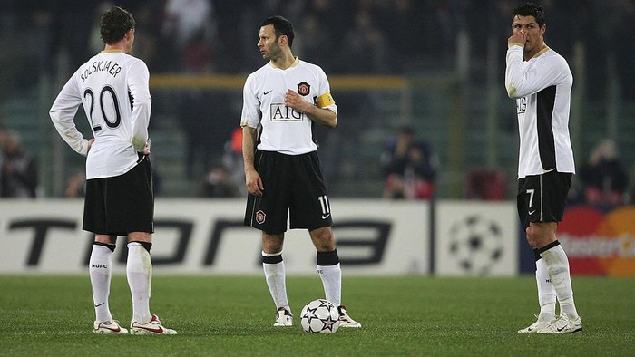 Ole Gunnar Solskjaer, Ryan Giggs, Cristiano Ronaldo ROME - APRIL 04: (L-R) Ole Gunnar Solskjaer, Ryan Giggs and Cristiano Ronaldo of Manchester United look dejected after AS Roma score their second goal during the UEFA Champions League Quarter Final match between AS Roma and Manchester United at the Olympic Stadium on April 4, 2007 in Rome, Italy. (Photo by Alex Livesey/Getty Images)