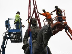 Momen Patung Jenderal Robert E. Lee di Virginia Diturunkan