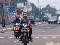 Naik Motor Pakai Sandal Jepit Bisa Ditilang? Begini Faktanya