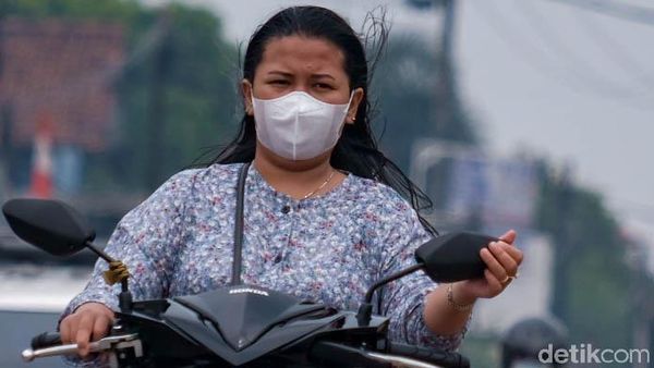 Pemotor Santuy Tak Pakai Helm di Jalan Raya Parung