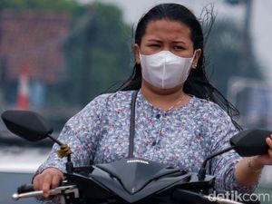 Pemotor Santuy Tak Pakai Helm di Jalan Raya Parung