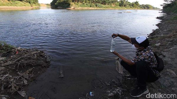 Petugas Cek Air Kali Samin yang Cemari Bengawan Solo