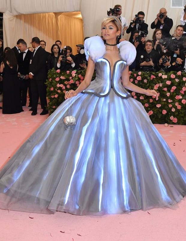 Dress Cinderella dipakai oleh Zendaya.