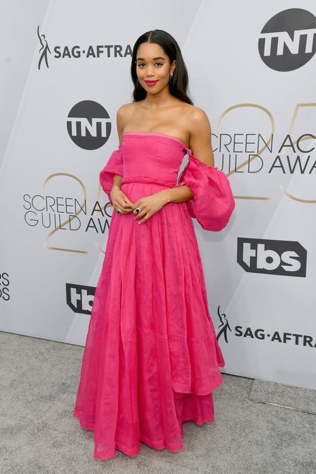 Dress Aurora dipakai oleh Laura Harrier.