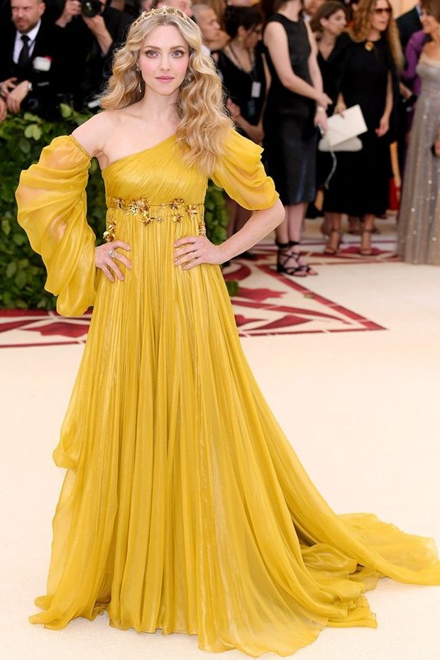 Dress Belle dipakai oleh Amanda Seyfried.