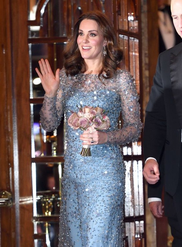 Dress Elsa dipakai oleh Kate Middleton.