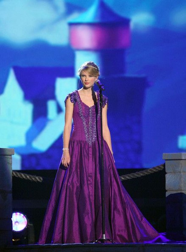 Dress Rapunzel dipakai oleh Taylor Swift.
