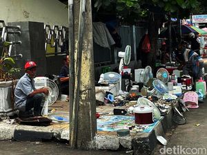 PKL Kuasai Trotoar Jalan KS Tubun Jakarta, Pejalan Kaki Minggir