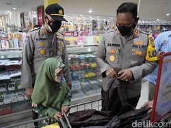 Anak yang Ortu Meninggal COVID-19 di Bojonegoro Diajak Belanja Kebutuhan Sekolah