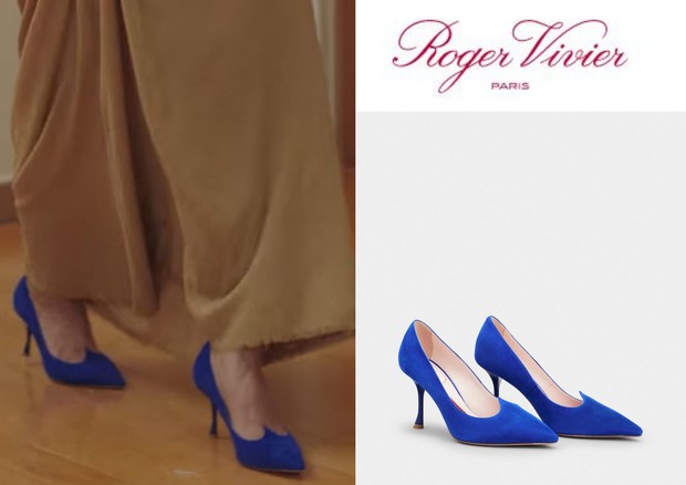 Sepatu heels biru dengan desain cantik yang dipakai Shin Min Ah/ Foto: Dian Purnamasari Sepatu heels biru dengan desain cantik yang dipakai Shin Min Ah