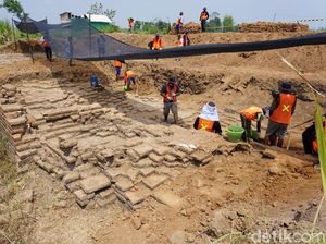 Ekskavasi Tahap 4 Situs Kumitir Targetkan Gerbang Istana Paman Hayam Wuruk Ekskavasi Tahap 4 Situs Kumitir Targetkan Gerbang Istana Paman Hayam Wuruk