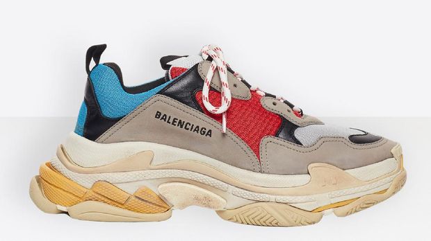 Koleksi perdana sneakers Balenciaga Triple S