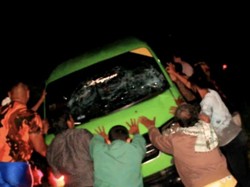 Mencekam! Warga Amuk Sopir Angkot Mesum Penabrak Mati Satpam