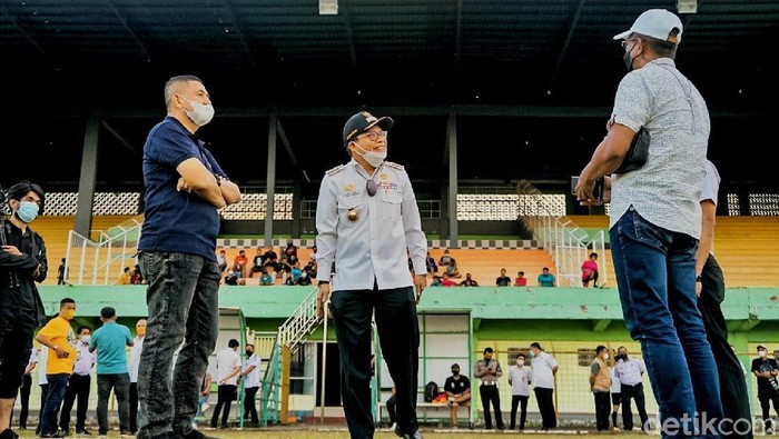 CEO PSM Makassar, Munafri Arifuddin, bersama Wali Kota Parepare, Taufan Pawe, mengunjungi Stadion BJ Habibie di Kota Parepare, Sulawesi Selatan, Rabu 8 September 2021.