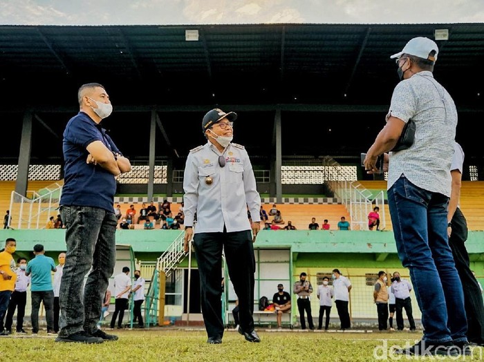CEO PSM Makassar, Munafri Arifuddin, bersama Wali Kota Parepare, Taufan Pawe, mengunjungi Stadion BJ Habibie di Kota Parepare, Sulawesi Selatan, Rabu 8 September 2021.
