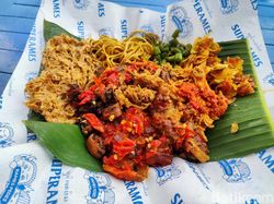 Huaah! 5 Tempat Makan Nasi Diguyur Sambal yang Pedasnya Brutal