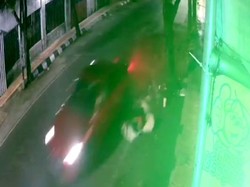 Detik-detik Tabrak Lari Pejalan Kaki Kudus Terekam CCTV, Polisi Buru Pelaku