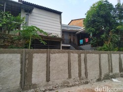 Warga Kampung Minta Tembok yang Sempitkan Jalan di Serua Dibongkar