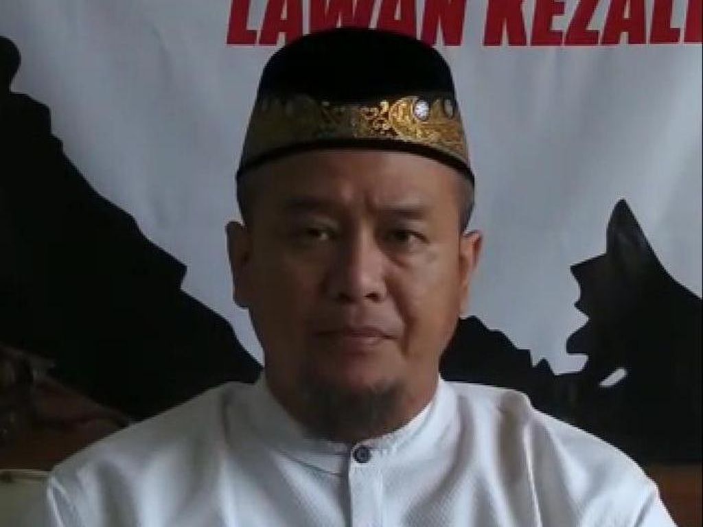Narasi Poster Demo Jokowi Berujung Maaf Ustaz Royan ke Polisi Narasi Poster Demo Jokowi Berujung Maaf Ustaz Royan ke Polisi