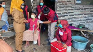 Vaksinasi Door To Door di Karawang