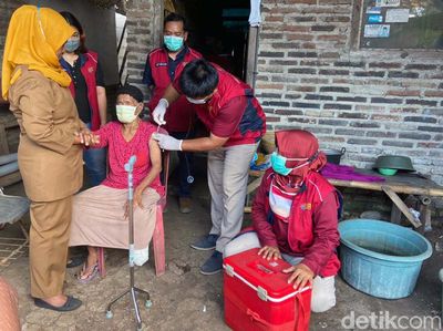 Vaksinasi Door To Door di Karawang