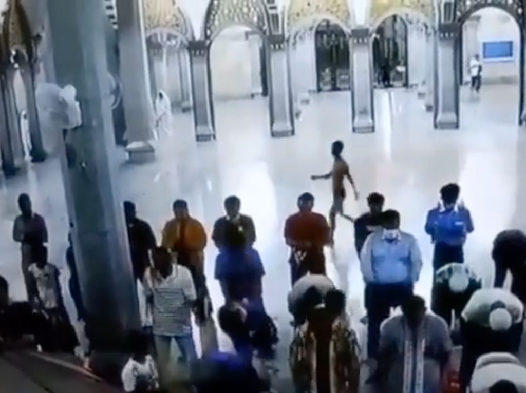 Pria Telanjang Dada Teriaki Jemaah Masjid di Cilegon Akan Dibawa ke Jateng Pria Telanjang Dada Teriaki Jemaah Masjid di Cilegon Akan Dibawa ke Jateng