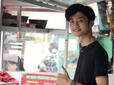 Ini Tukang Bakso Ganteng Viral Mirip Artis Korea, Bikin Pembeli Salfok