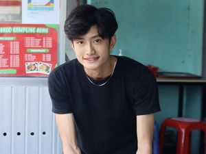 Viral Penjual Bakso Ganteng di Bandung, Bikin Salfok Mirip Oppa Korea