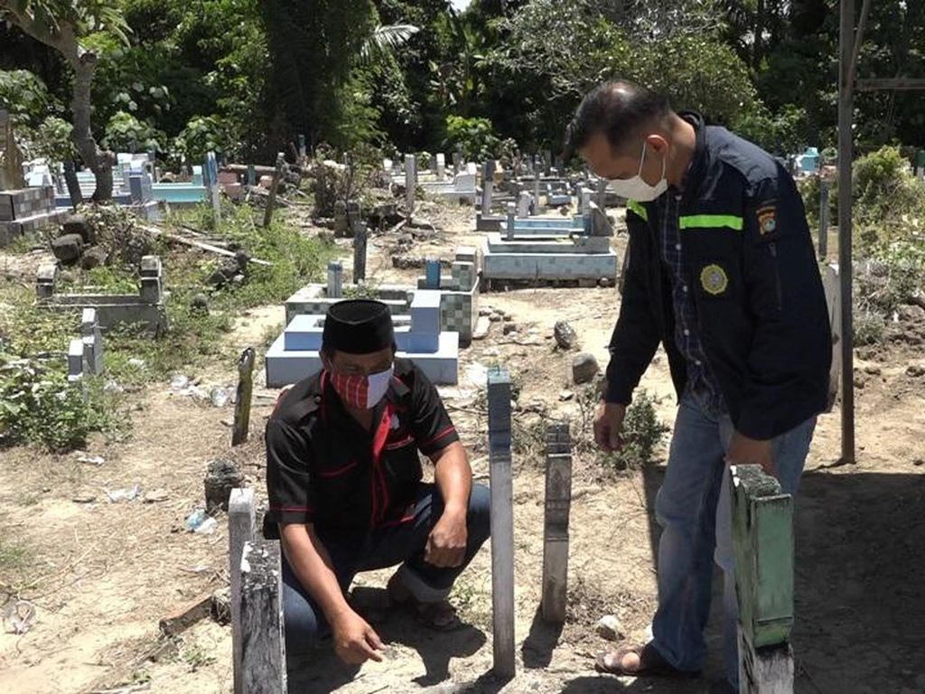Viral Warga Polman Temukan Botol Berisi 7 Foto Wanita Tertanam di Kuburan Viral Warga Polman Temukan Botol Berisi 7 Foto Wanita Tertanam di Kuburan