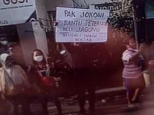 Bagaimana Kabar Warga yang Ditangkap Saat Bentangkan Poster di Kunjungan Jokowi? Bagaimana Kabar Warga yang Ditangkap Saat Bentangkan Poster di Kunjungan Jokowi?