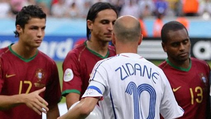 Zinedine Zidane, Cristiano Ronaldo France's captain Zinedine Zidane(10) shakes hands with Portugal's Cristiano Ronaldo(L to R), Fernando Meira and Miguel before the start of the World Cup 2006 semi final football game Portugal vs. France, 05 July 2006 at Munich stadium. France will play the final against Italy 09 July 2006 in Berlin. AFP PHOTO / NICOLAS ASFOURI (Photo by NICOLAS ASFOURI / AFP)
