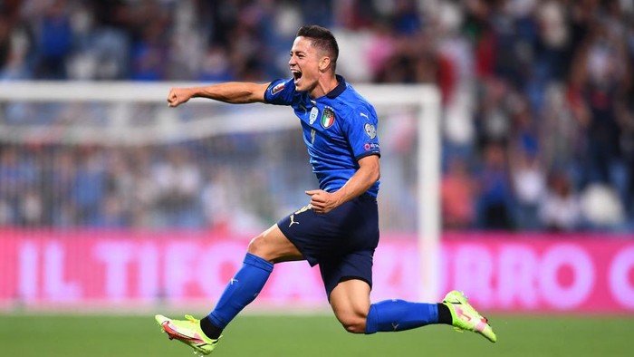 REGGIO NELLEMILIA, ITALY - SEPTEMBER 08:  Giacomo Raspadori of Italy celebrates after scoring the goal during the 2022 FIFA World Cup Qualifier match between Italy and Lithuania at Mapei Stadium - Citta del Tricolore on September 08, 2021 in Reggio nellEmilia, Italy. (Photo by Claudio Villa/Getty Images)
