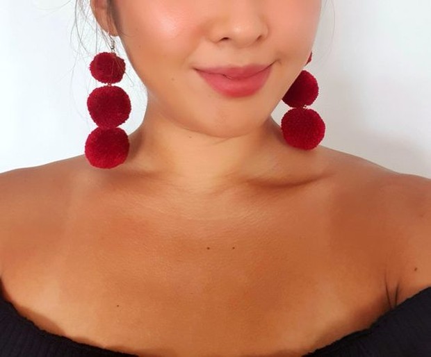 Anting pom-pom handmade/foto: id.pinterest.com/Chaba & I Menggunakan anting pom-pom handmade kreasi sendiri, bisa membuat penampilan kamu lebih menarik dan cantik.