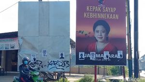 Baliho Puan Ditempel Selebaran Dipaksa Sehat di Negara Sakit