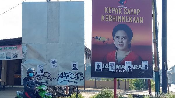 Baliho Puan Ditempel Selebaran Dipaksa Sehat di Negara Sakit